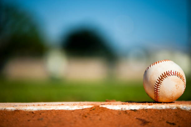 youth league baseball on pitching mound close up - honkbal stockfoto's en -beelden