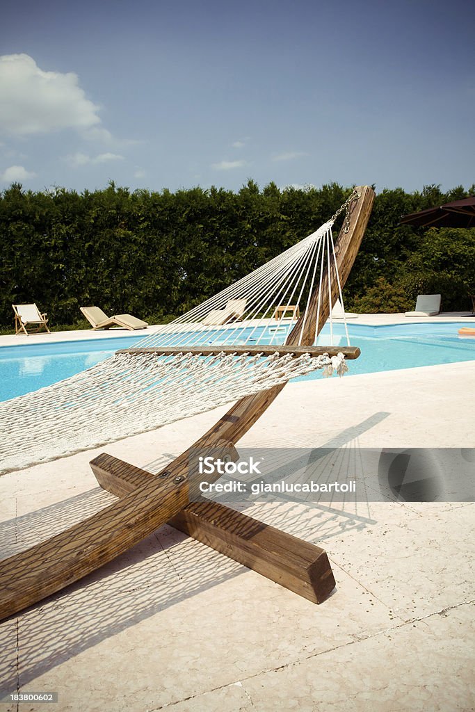 Amaca sul bordo di una piscina - Foto stock royalty-free di Amaca