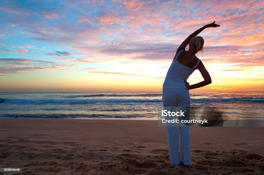 Frau tun yoga am Strand - Lizenzfrei Achtsamkeit - Persönlichkeitseigenschaft Stock-Foto