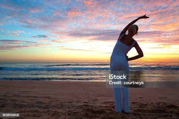 Frau Tun Yoga Am Strand Stockfoto und mehr Bilder von Achtsamkeit - Persönlichkeitseigenschaft - Achtsamkeit - Persönlichkeitseigenschaft, Aktiver Lebensstil, Am Rand