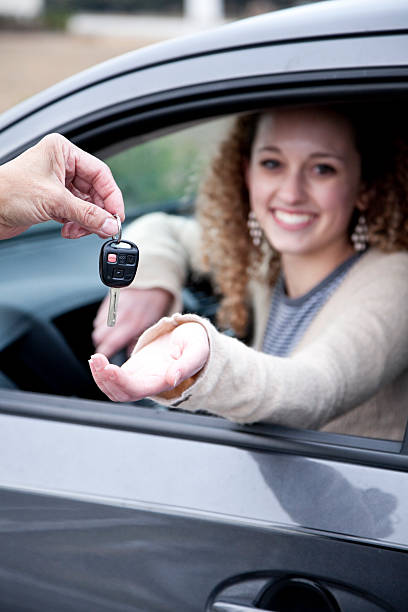 entregar la llave de coche - sc0462 fotografías e imágenes de stock