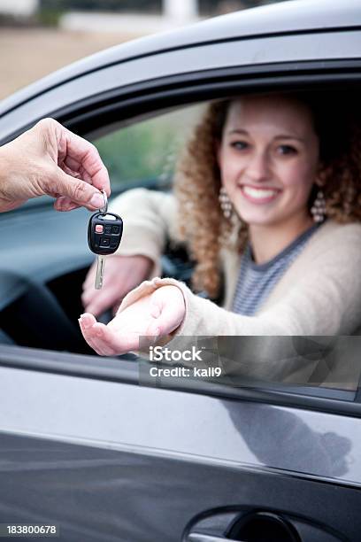 Foto de Dar A Chave Do Automóvel e mais fotos de stock de Chave - Chave, Adolescente, Adolescentes Meninas