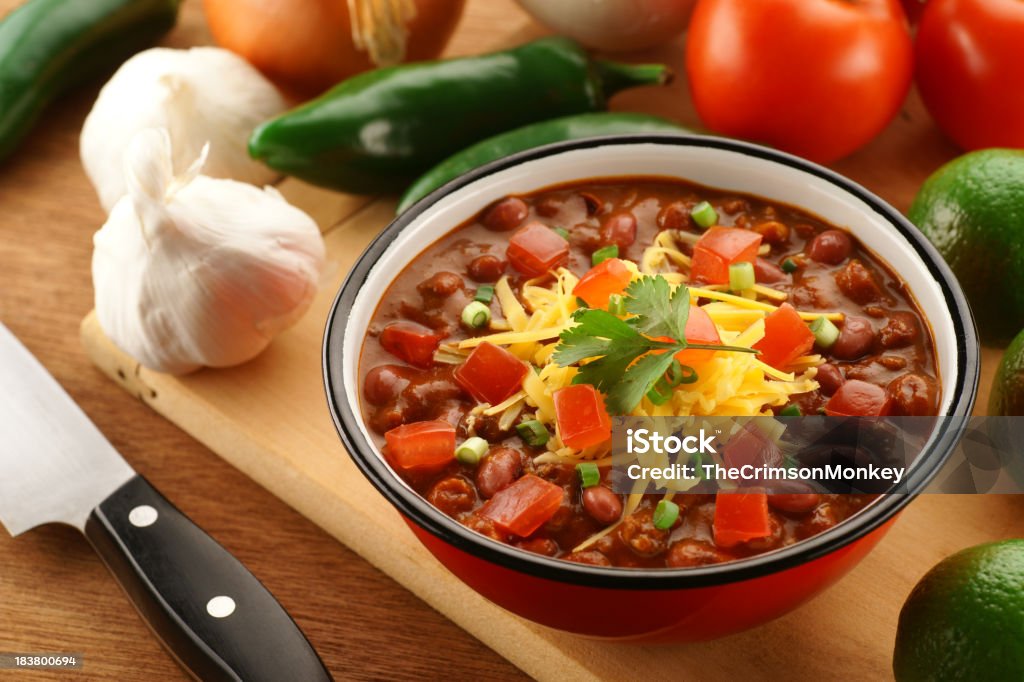 Bol de Chili avec les ingrédients - Photo de Ail - Légume à bulbe libre de droits