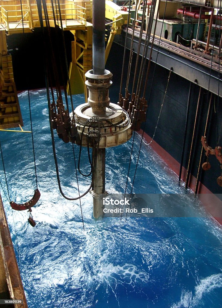 Riser y de abertura múltiple en drillship - Foto de stock de Mar libre de derechos