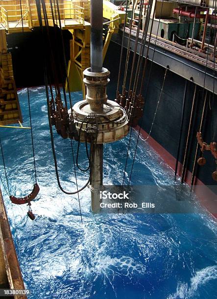 Riser Y De Abertura Múltiple En Drillship Foto de stock y más banco de imágenes de Mar - Mar, Plataforma petrolífera, Buque perforador