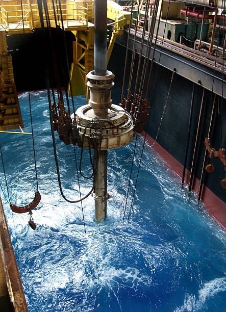 contremarche et glissez sur drillship commune - oil rig oil industry sea riser photos et images de collection