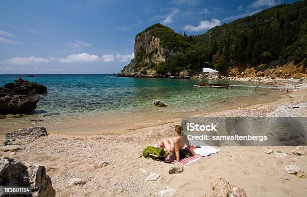 Paleokastritsa Sonnenbaden Stockfoto und mehr Bilder von Bucht - Bucht, Handtuch, Strand