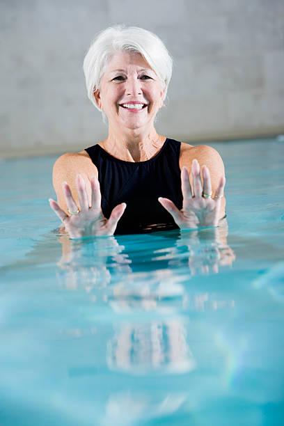 femme âgée active de l'exercice dans la piscine - sc0450 photos et images de collection