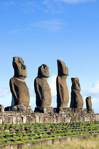 quattro moai esistente in cile ahu tahai isola di pasqua - ahu tahai foto e immagini stock