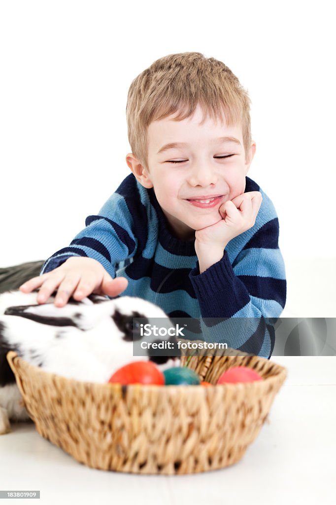 かわいい小さな男の子とイースターのウサギ - イースターのロイヤリティフリーストックフォト