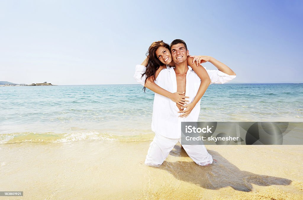 Beau couple sur la plage. - Photo de Adulte libre de droits