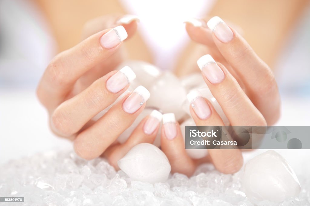 Woman's hands holding Eiswürfel - Lizenzfrei Fingernagel Stock-Foto