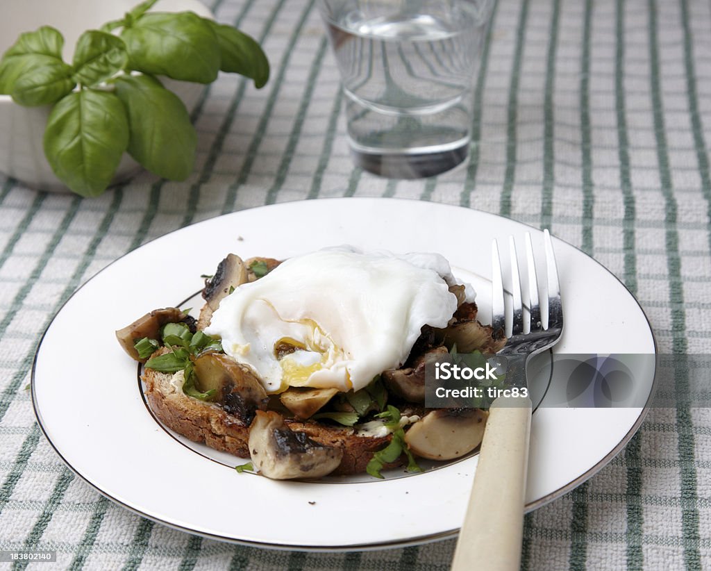 Pochiertes Ei über herby Pilzen auf toast - Lizenzfrei Basilikum Stock-Foto