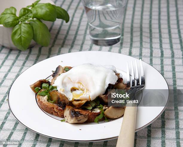 Pochiertes Ei Über Herby Pilzen Auf Toast Stockfoto und mehr Bilder von Basilikum - Basilikum, Blatt - Pflanzenbestandteile, Braun