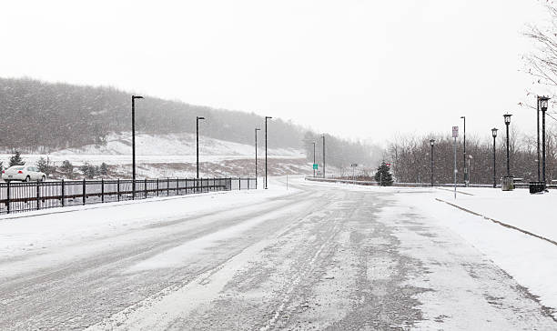 sloppy slushy invierno ventisca highway resto parada - arrow sign road sign fence fotografías e imágenes de stock