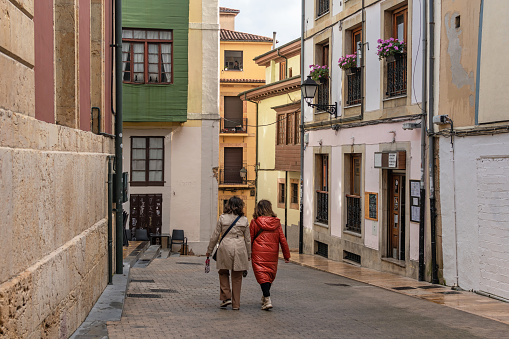 Oviedo, Spain. 10/20/2023. Friends walking through the urban area of ​​Oviedo, Asturias