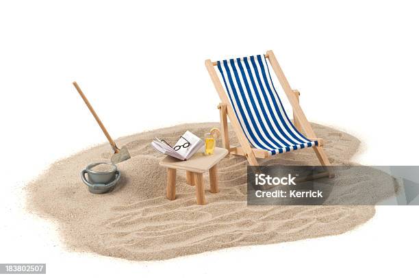 Urlaubkonzeptliegestuhl Sand Und Getränke Stockfoto und mehr Bilder von Strand - Strand, Freisteller – Neutraler Hintergrund, Klappliegestuhl