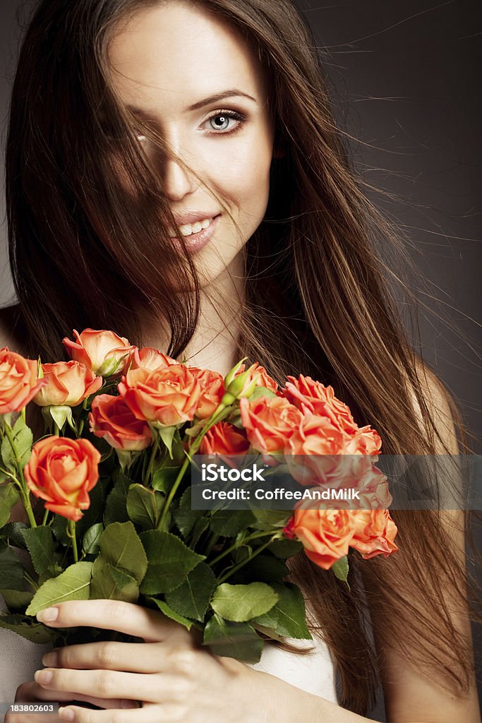 Belle femme avec des fleurs - Photo de 20-24 ans libre de droits