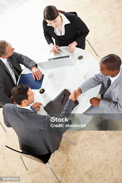 Arial Vista Do Grupo De Negócios Trabalhando Em Um Computador Portátil - Fotografias de stock e mais imagens de Vista Aérea