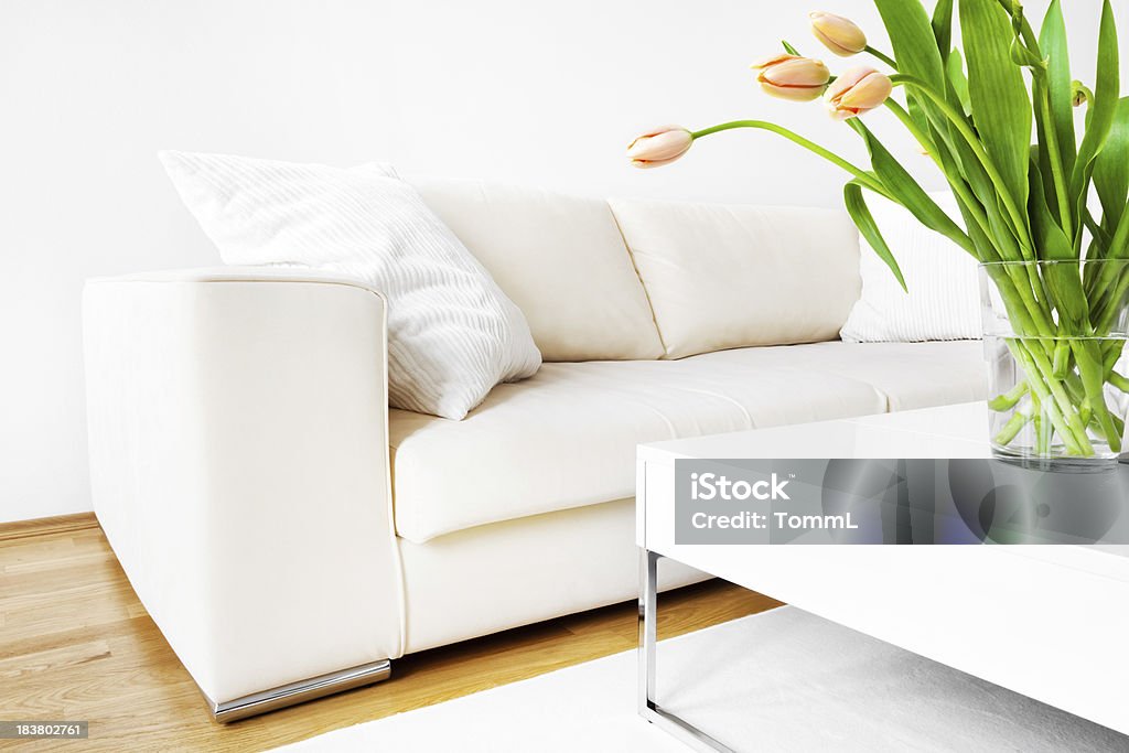 Tulipanes y sofá - Foto de stock de Cuarto de estar libre de derechos