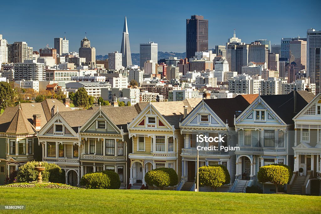 Widok na panoramę San Francisco wiersz - Zbiór zdjęć royalty-free (Dom - Budowla mieszkaniowa)