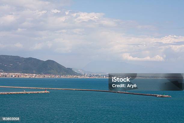 Panoramica Il Porto Di Salerno Bay - Fotografie stock e altre immagini di Acqua - Acqua, Ambientazione esterna, Baia