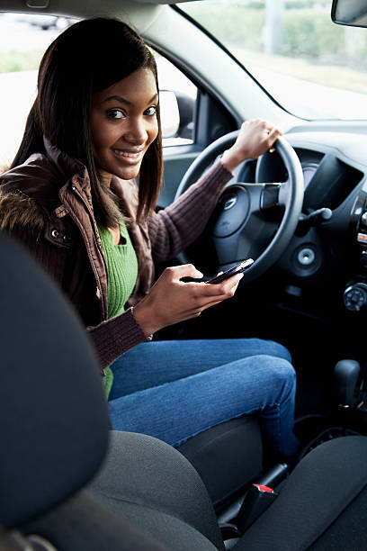 chica adolescente afroamericana en automóvil con teléfono móvil - sc0462 fotografías e imágenes de stock