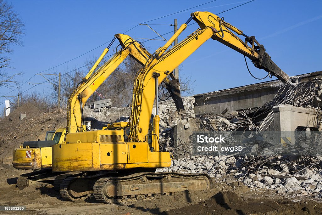 Excavators destruir o velho viaduct - Foto de stock de Demolindo royalty-free