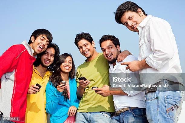 Photo libre de droit de Six Jeunes Amis Indiens Personnes Lisant Un Sms Sur Les Téléphones Mobiles banque d'images et plus d'images libres de droit de 20-24 ans