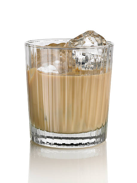 irish cream glas likör in - irish culture stock-fotos und bilder