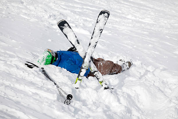 accidente de esquí - ski insurance fotografías e imágenes de stock