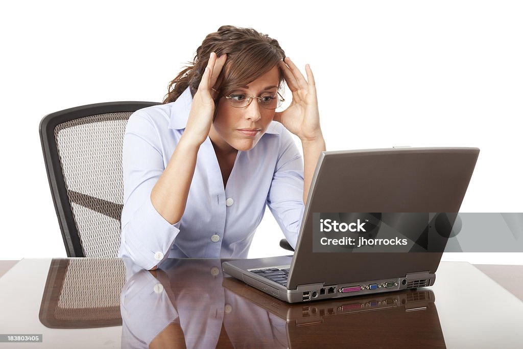 Inquiet Femme d'affaires regardant à l'écran d'ordinateur portable - Photo de Mal de tête libre de droits