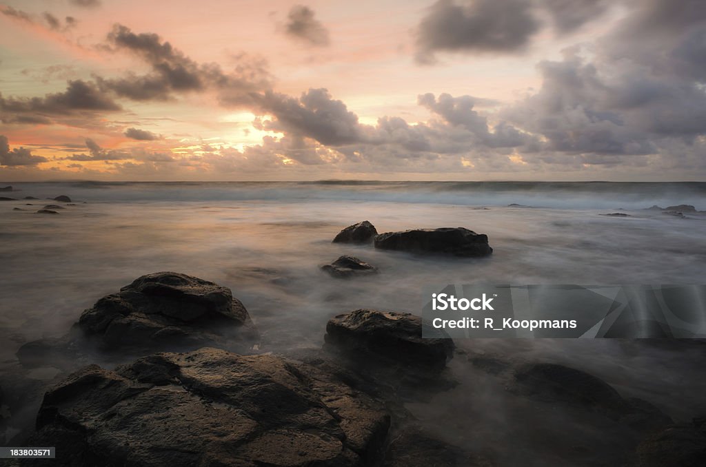 Nascer do sol de Kauai coast, lento Persiana borra a receber ondas - Royalty-free Areia Foto de stock