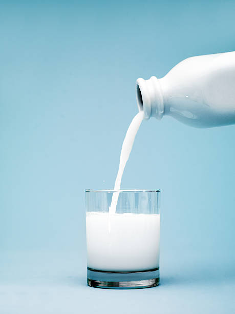 gießen milch - milk milk bottle bottle glass stock-fotos und bilder