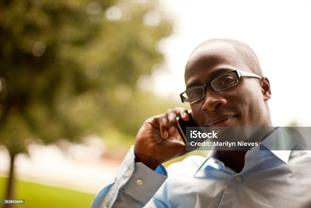 Homem sorridente usando seu telefone inteligente - Foto de stock de A caminho royalty-free