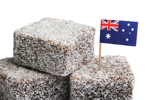 lamingtons avec drapeau australien sur fond blanc - lamingtons photos et images de collection
