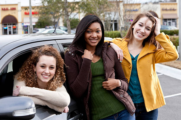 chica adolescente con automóvil en el estacionamiento - sc0462 fotografías e imágenes de stock