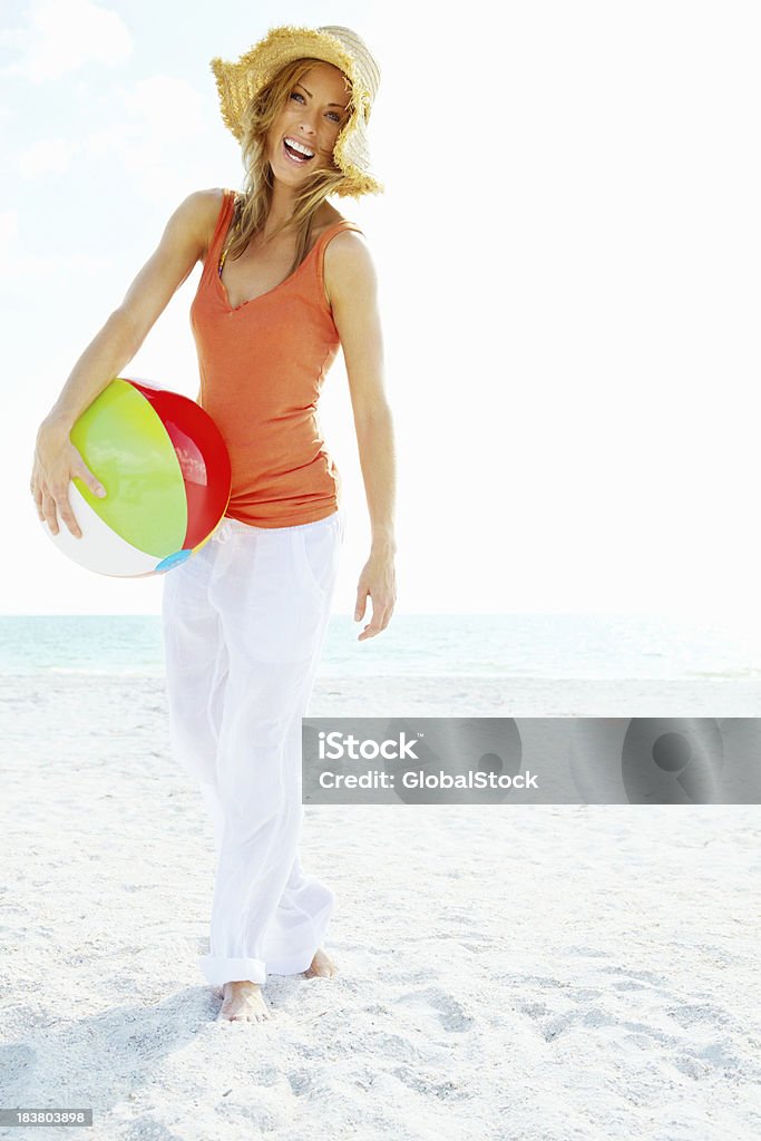 Belle femme avec ballon de plage - Photo de Adulte libre de droits