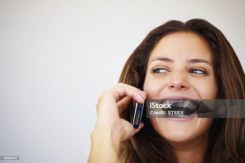 Femme de communiquer sur un téléphone portable - Photo de Adulte libre de droits