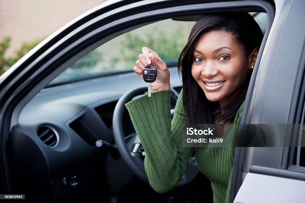 Motorista jovem segurando chave de carro - Foto de stock de Carro royalty-free