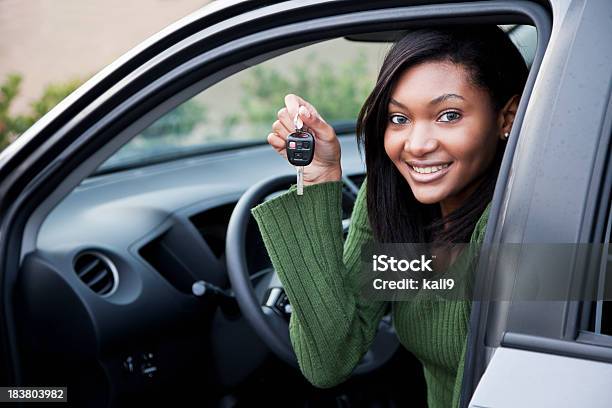 Foto de Motorista Jovem Segurando Chave De Carro e mais fotos de stock de Carro - Carro, Dirigir, Novo