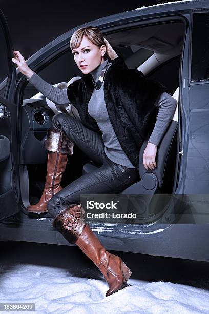 Modelo Posando No Aluguer De Carros - Fotografias de stock e mais imagens de A nevar - A nevar, Adulto, Ao Ar Livre