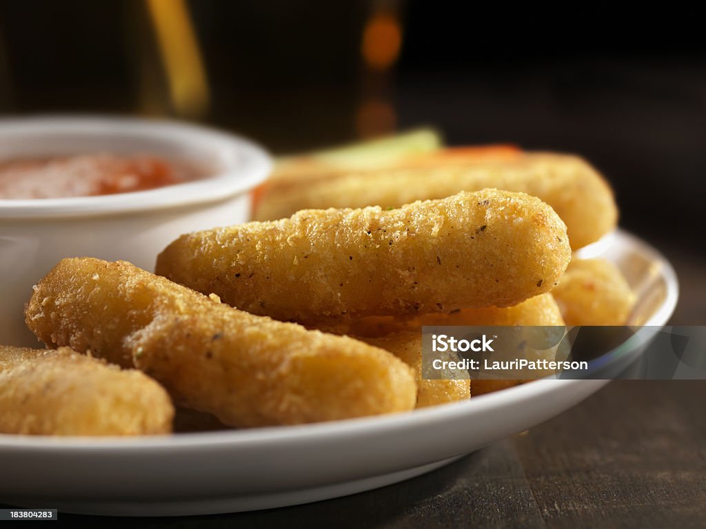 Knusprige Mozzarella-Sticks - Lizenzfrei Mozzarella-Käsesticks Stock-Foto