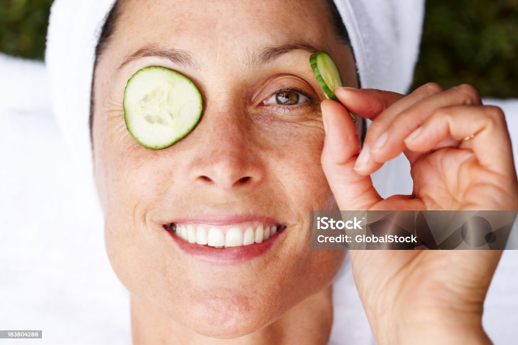 Sorrindo mulher madura recebendo tratamento de beleza - Foto de stock de Olho royalty-free