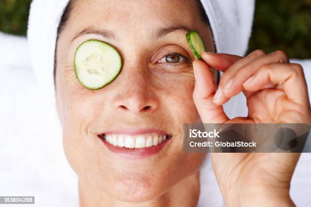 Foto de Sorrindo Mulher Madura Recebendo Tratamento De Beleza e mais fotos de stock de Olho