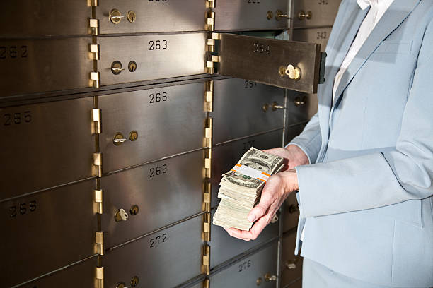 mujer poner dinero en caja de seguridad - banking bill women human hand fotografías e imágenes de stock