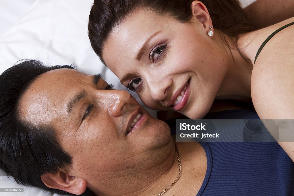 Casal apaixonado, deitado na cama - Royalty-free 30-39 Anos Foto de stock