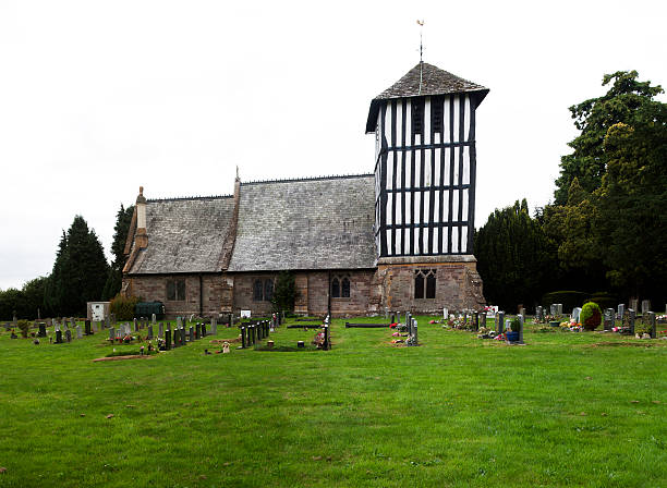 уэльский graveyard и церковь - wales stone cross religion стоковые фото и изображения