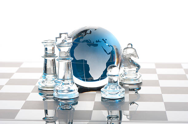 concepto de estrategia global - chess pawn red blue leisure games fotografías e imágenes de stock