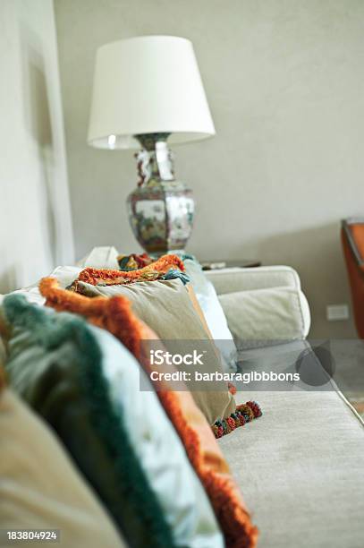 Foto de Travesseiro Com Cores Vibrantes e mais fotos de stock de Aconchegante - Aconchegante, Bege, Característica arquitetônica
